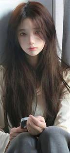 她行走于黑暗中