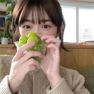 她行走于黑暗中